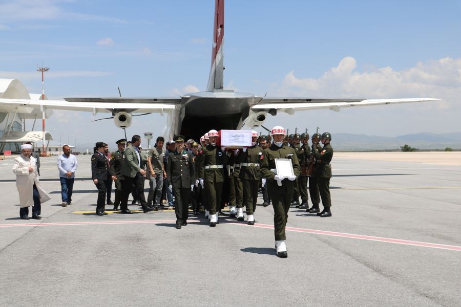 Şehit cenazesini hava limanında protokol karşıladı 