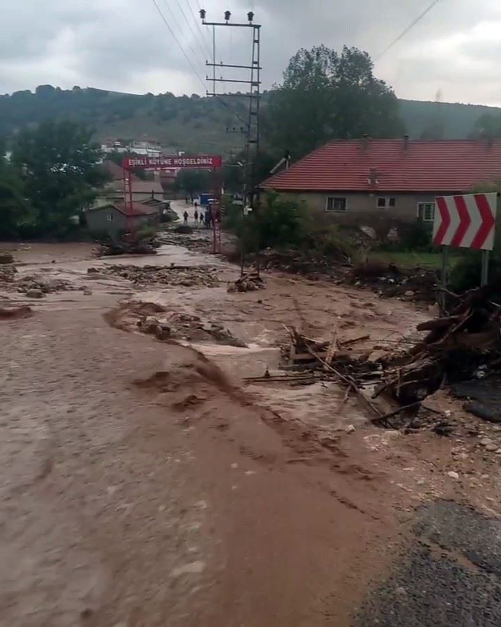 Sivas’ta kuvvetli yağış hasara neden oldu
