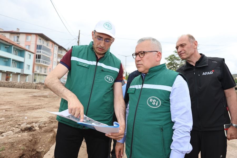 Vali sel bölgesinde sahaya inip hasar tespiti yaptı
