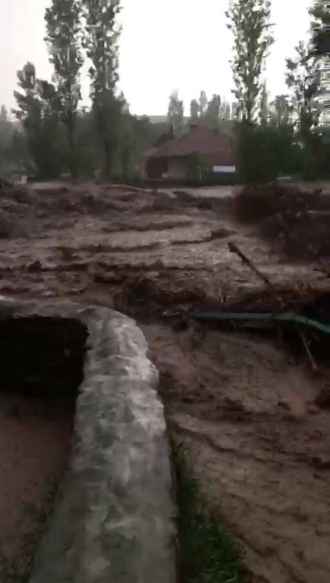 Gemerek’te sel suyu köprüyü yuttu