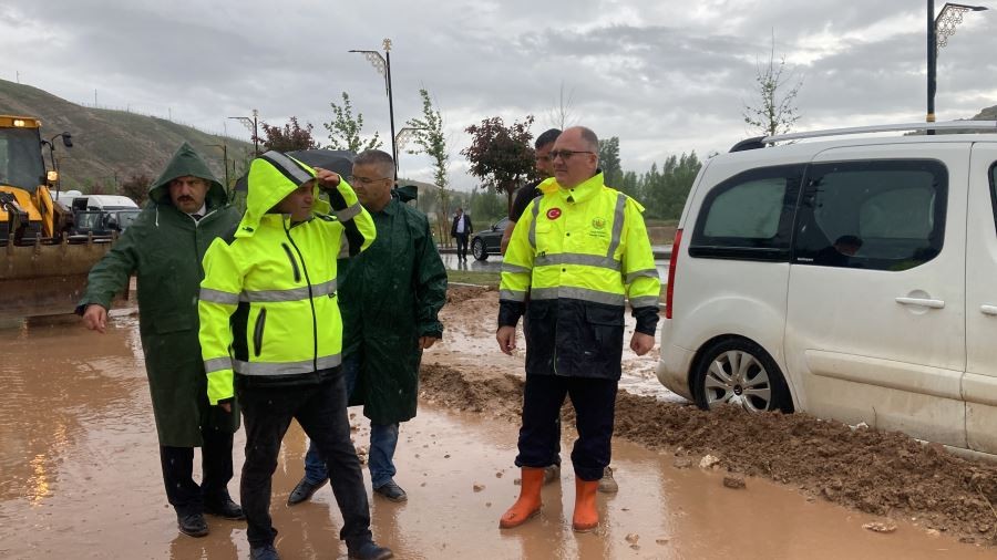 Sivas’ta şiddetli yağış hayatı felç etti, bazı ev ve iş yerlerini su bastı
