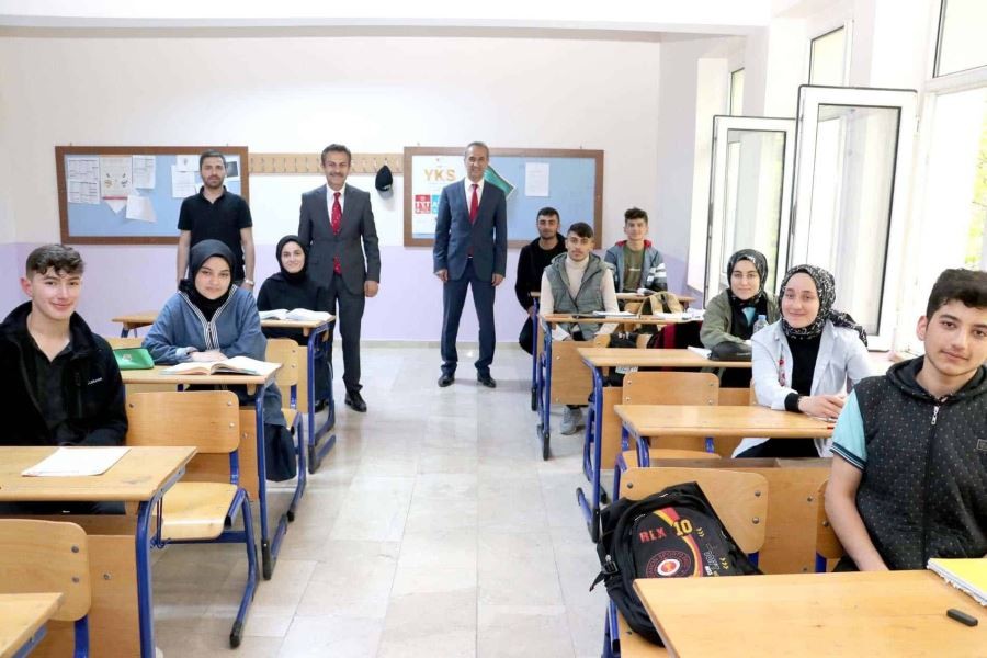 Aslan, Koyulhisar’da okulları ziyaret etti