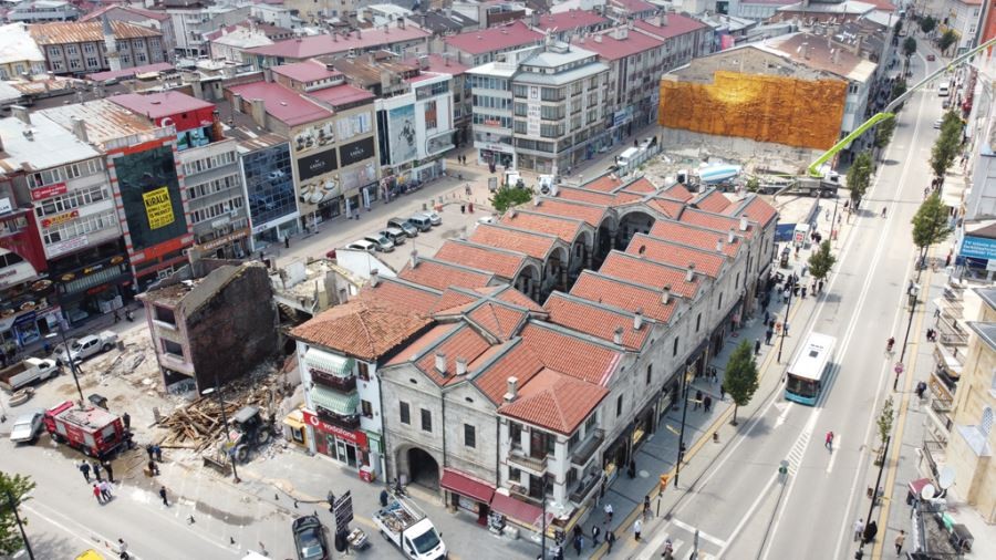 TARİHİ TAŞHAN ETRAFINDAKİ YAPILAR KALDIRILIYOR;  SİVAS YENİ BİR MEYDAN KAZANIYOR...