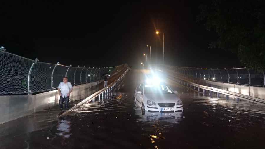 Sivas’ta sağanak yağış hayatı olumsuz etkiledi