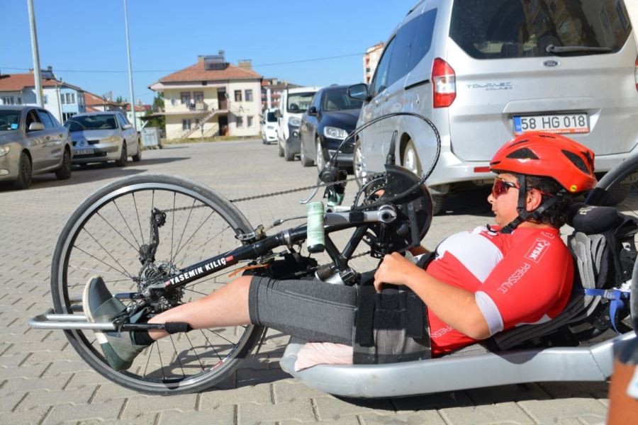  Elleriyle günde 45 kilometre pedal çeviriyor