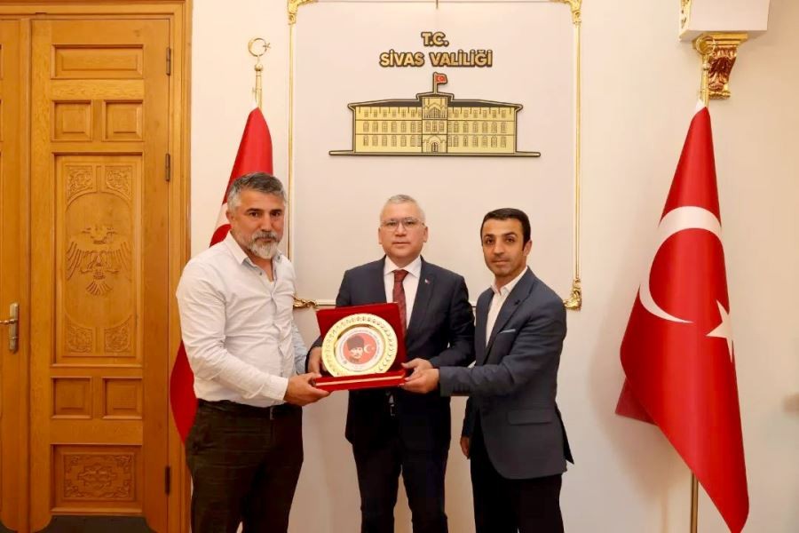 Teşekkür plaketi takdim ettiler