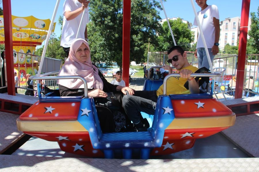  Bu lunaparkta engelli çocuklar ücretsiz eğleniyor