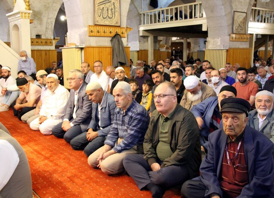 826 yıllık camide bayram namazı