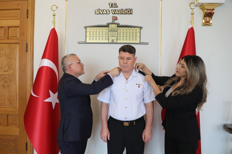 Albaylıktan tuğgeneralliğe terfi etti, apoletlerini eşi ile vali taktı