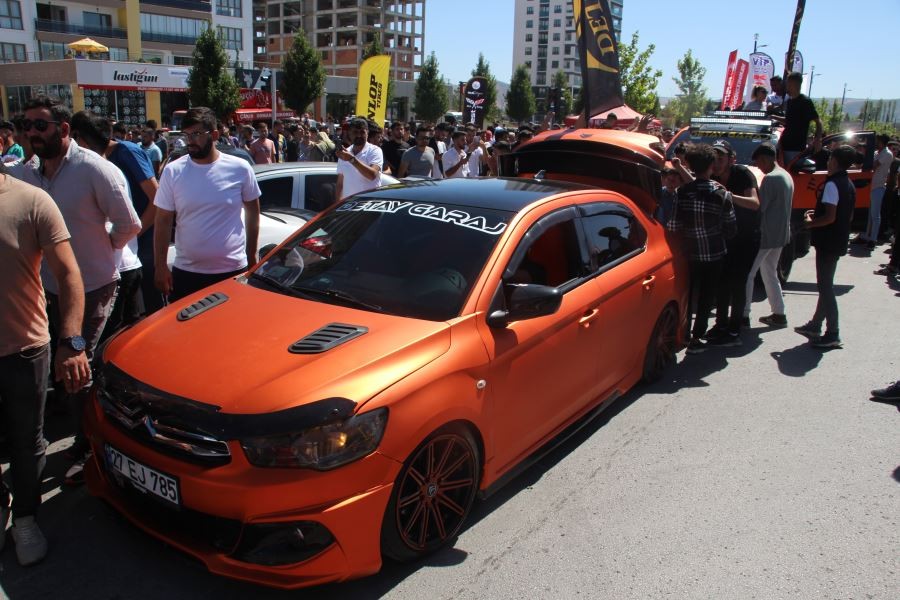Modifiye araç tutkunları Sivas’ta buluştu