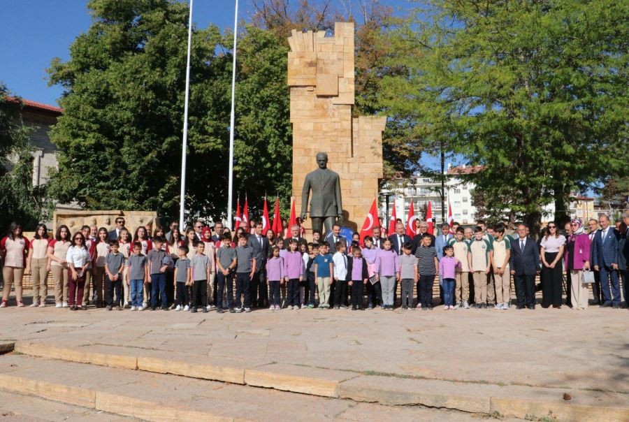  Anıta çelenk sunuldu