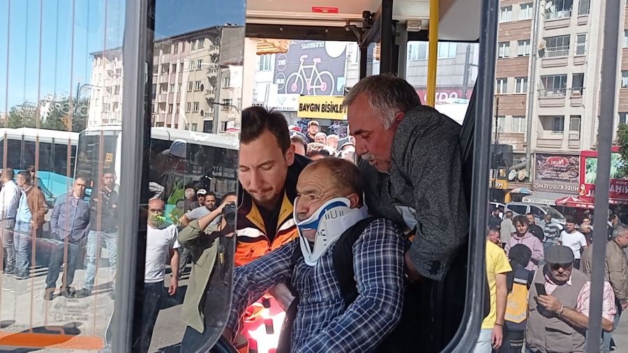 Kontrolden çıkan halk otobüsü ortalığı savaş alanına çevirdi