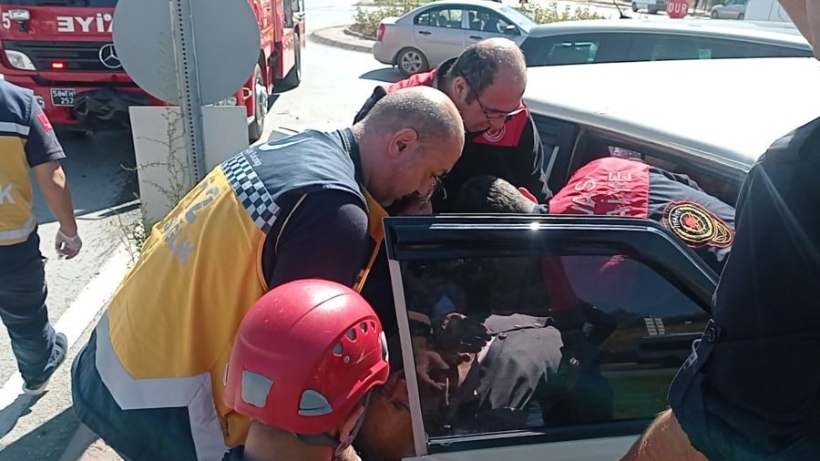  Araçta sıkışan sürücüyü itfaiye kurtardı