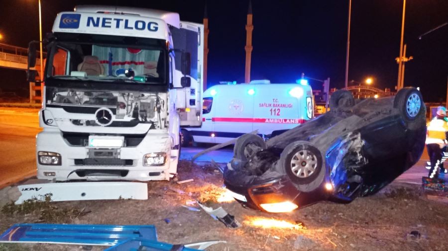 Tırın çarptığı araç hurdaya döndü, 1’i ağır 2 kişi yaralandı