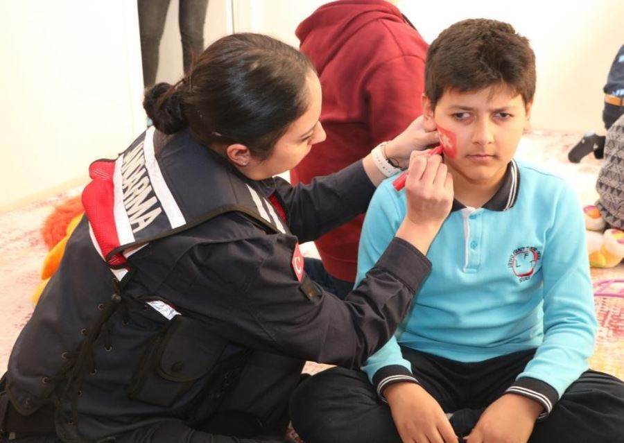 Kadın astsubaylar görme engelli çocukların yüreklerine dokundu