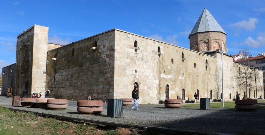 Dünya’nın en eski hastanelerinden biri, 8 asırdır ayakta