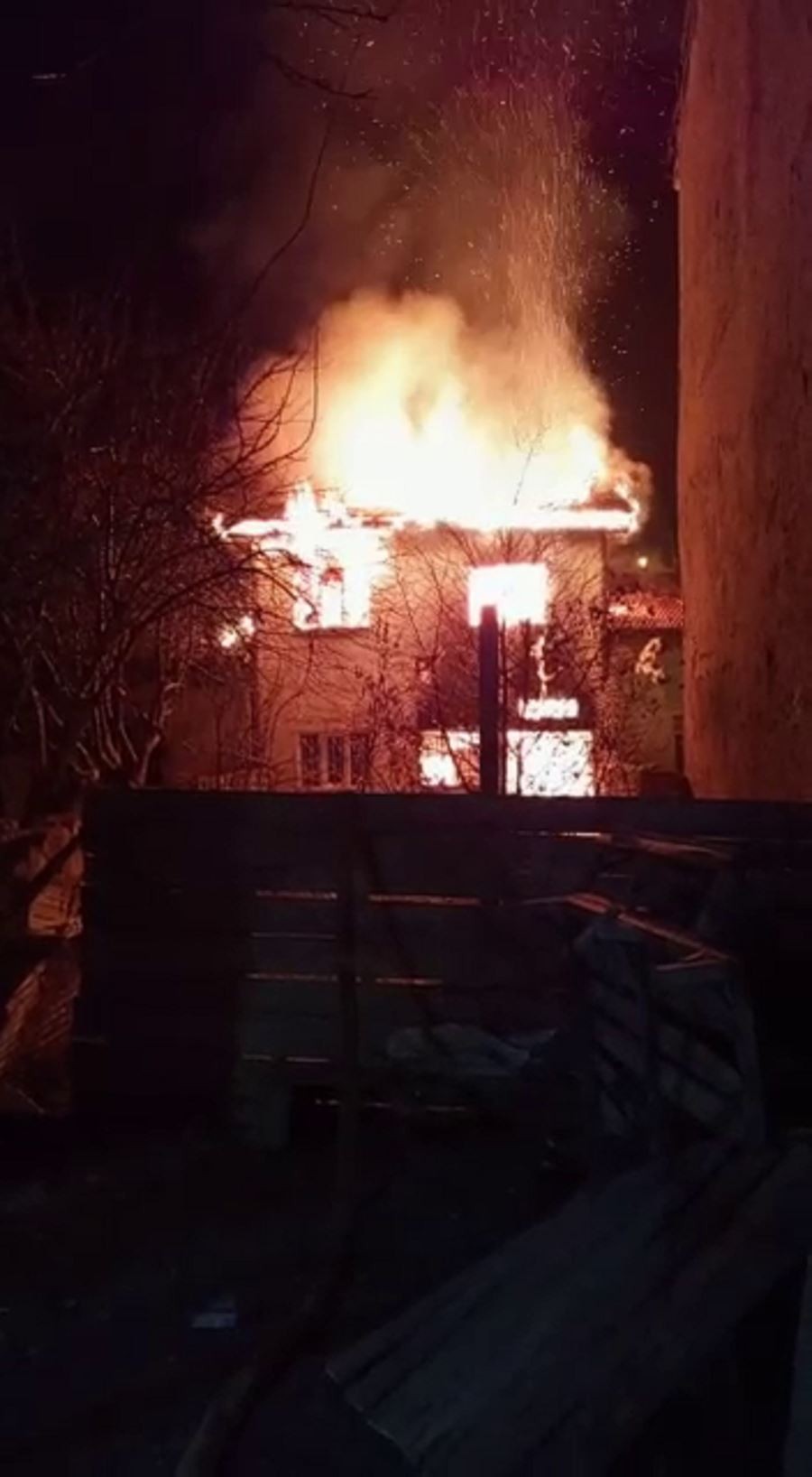   İki katlı ev alev alev yandı