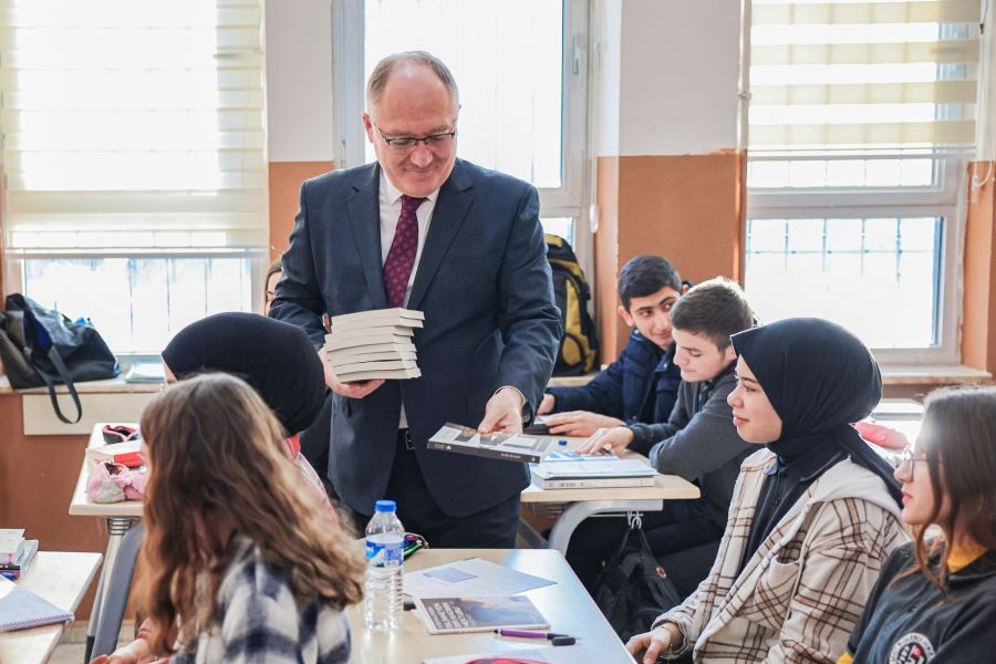 Öğrencilere   kitap hediyesi 