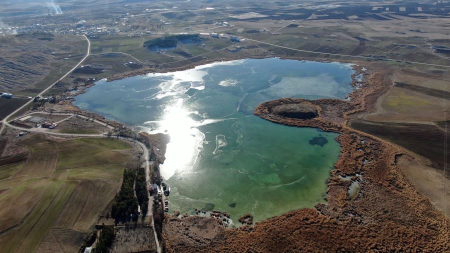 Göl dondu, karabataklar belgesel tadında görüntü oluşturdu