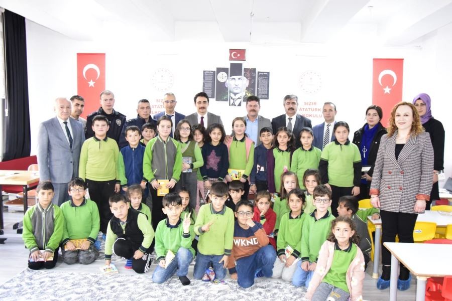 Kaymakam Büyükserin   öğrencilerle kitap okudu 