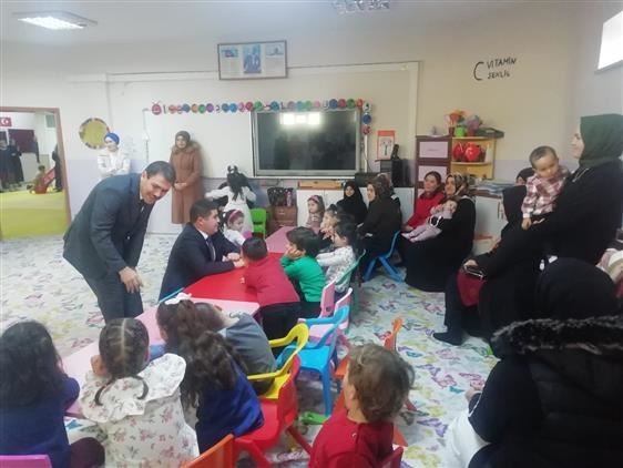 Kaymakam Demir’den öğrencilere hediye 