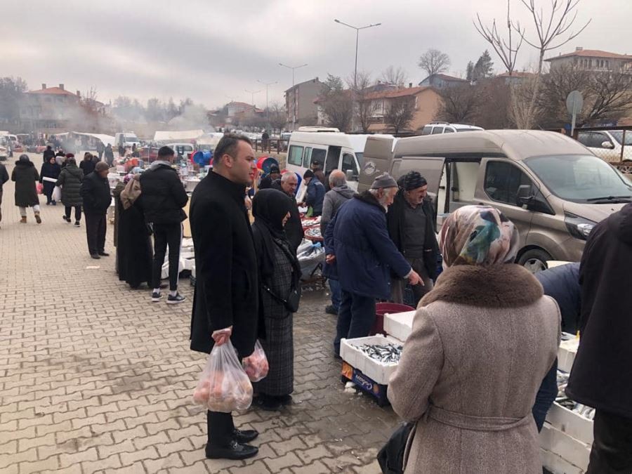 Semt pazarında vatandaşları dinledi 