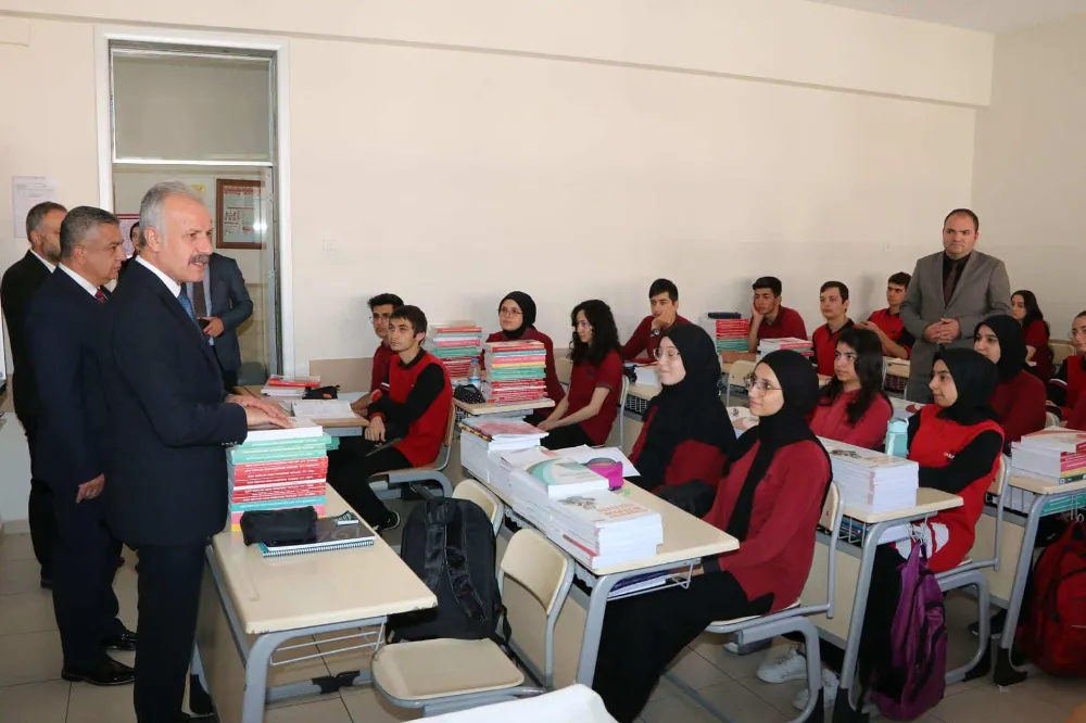 Yener öğrenci ve öğretmenlerle bir araya geldi 
