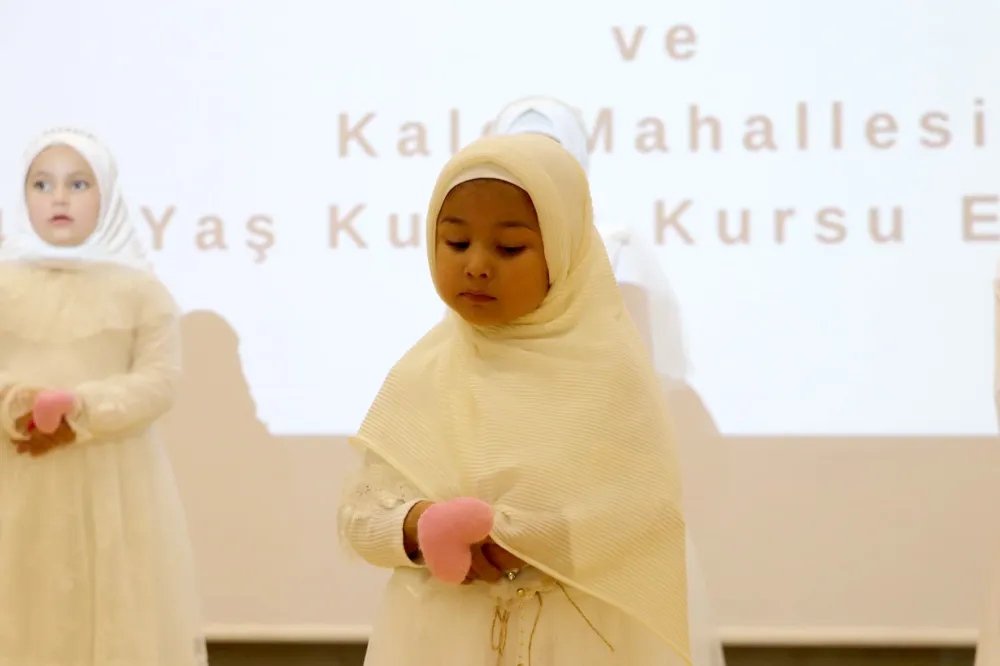 Hafızlara belge   takdim edildi 