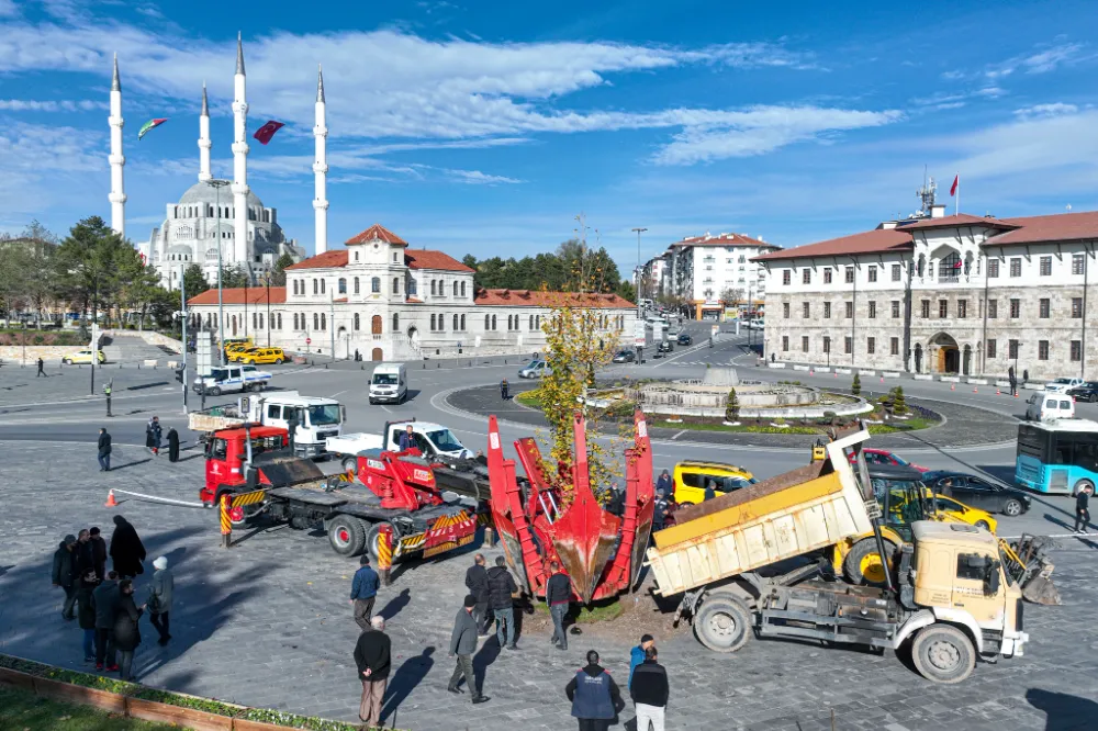 MEŞHUR ‘TEK AĞAÇ’ ASIRLIK ÇINAR İLE DEĞİŞTİRİLDİ