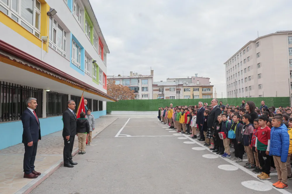 Bilgin bayrak törenine katıldı 