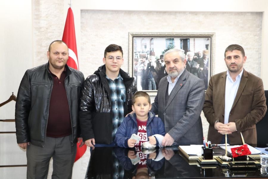 Minik kalp harçlığını bağışladı 