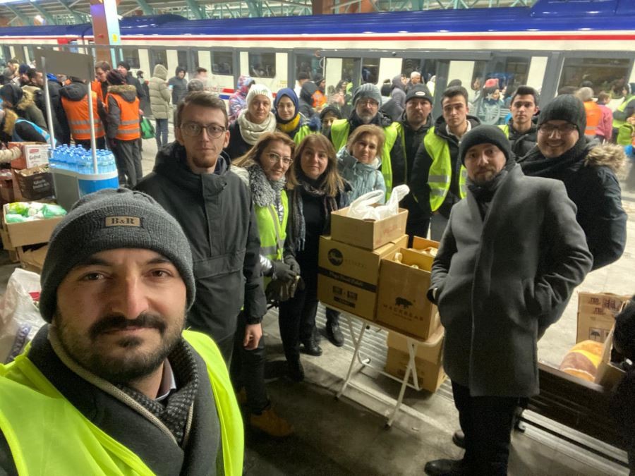 Uçmaz; afet bölgesinde yaraları sarıyor 