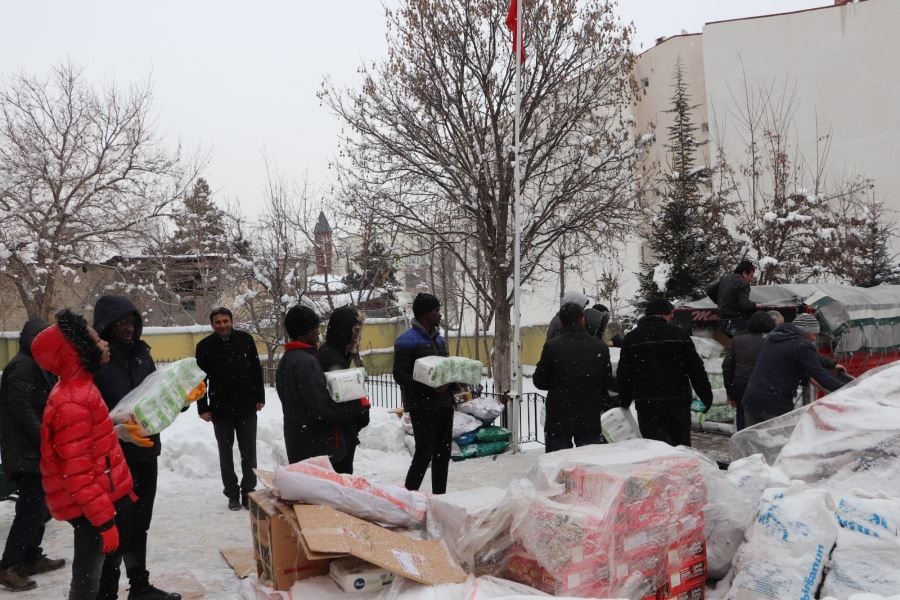 Sivas’tan depremzedelere yardımlar sürüyor 