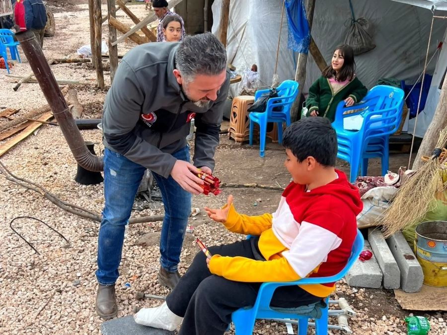 Bağışçıların emanetlerini depremzedelere ulaştırıyor 