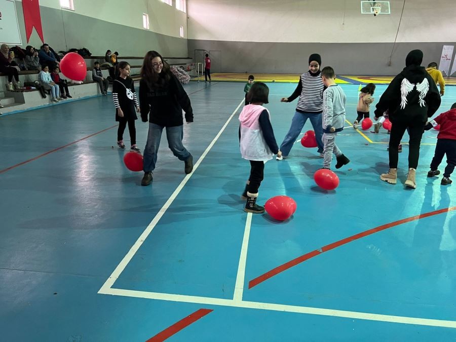 Depremzede çocuklara moral verdiler 