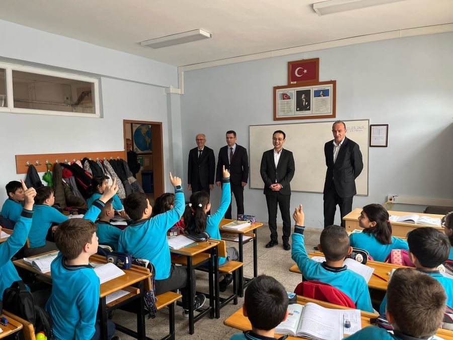Kahveci, öğrencilerle yakından ilgilendi 