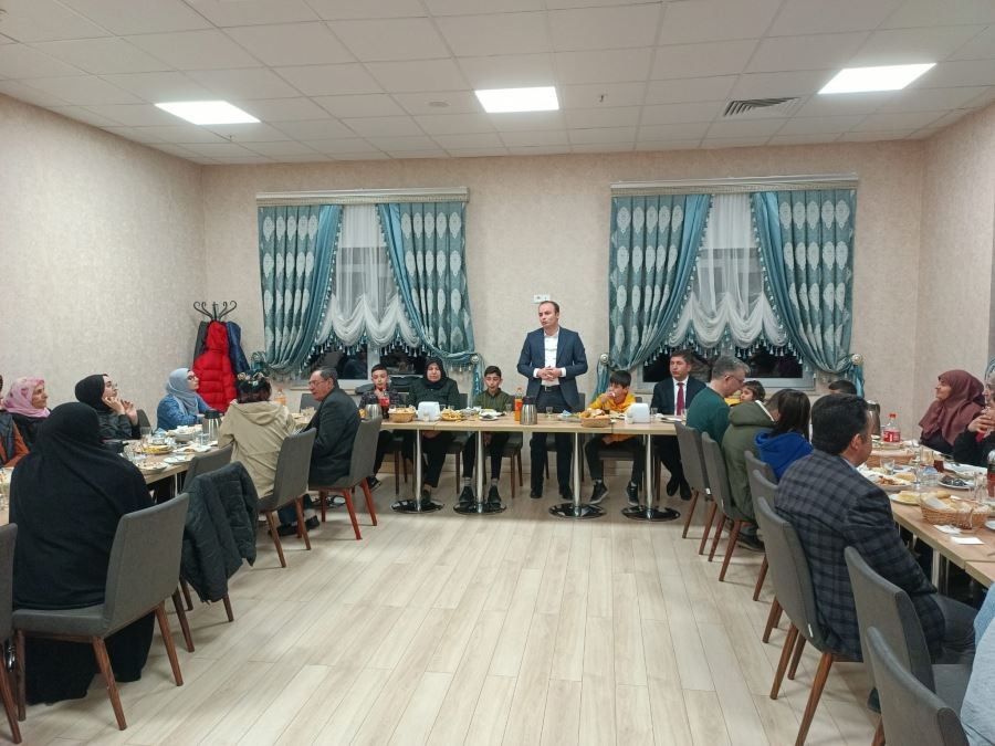 Yetim çocuklarla iftar yaptı 