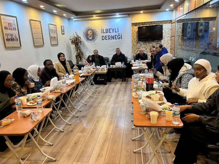 İlbeyli Derneği’nden yabancı öğrencilere iftar 