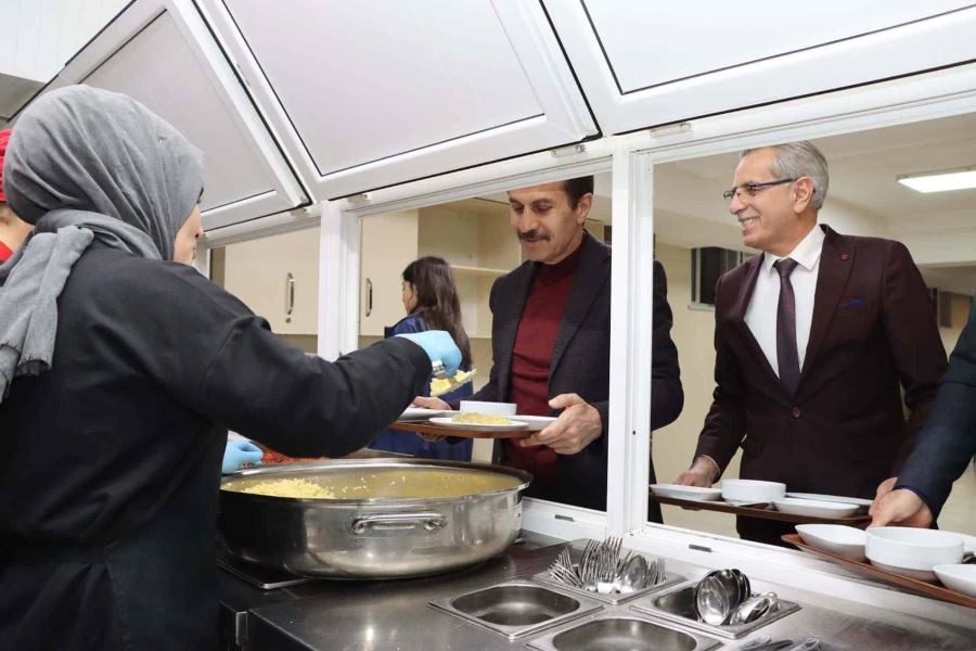 Öğrencilerle iftar sofrasında buluştu