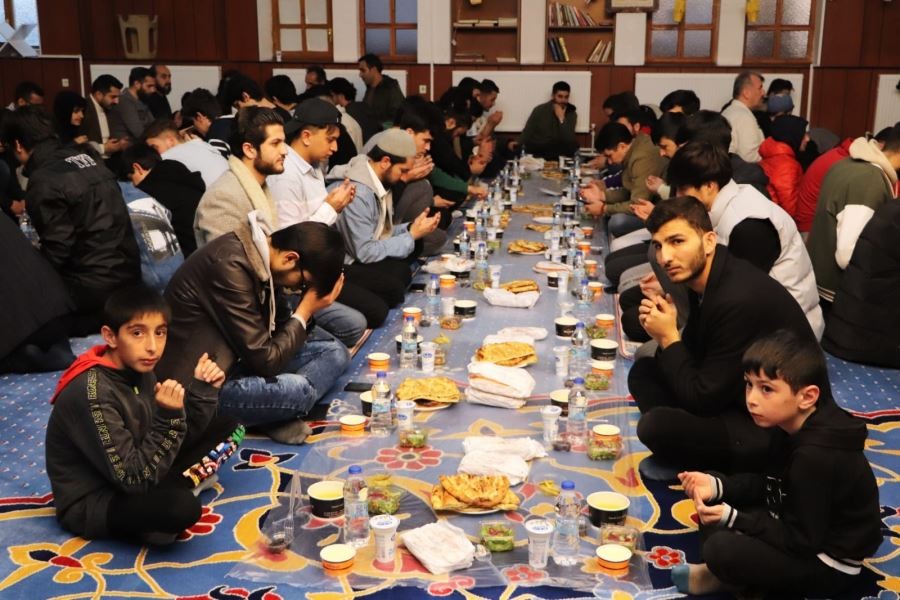 İftarlarını camide yaptılar 