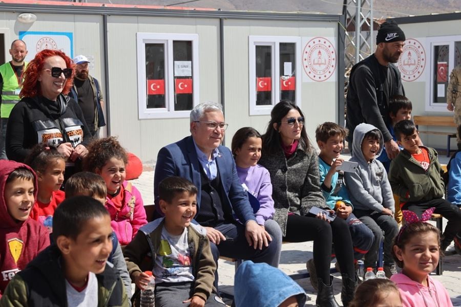 Şimşek çiftçi çocuklarla tiyatro gösterisine katıldı 
