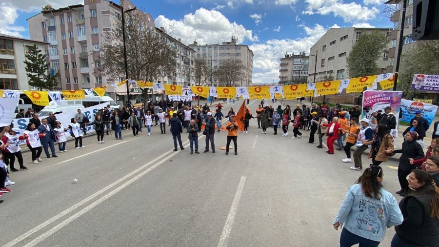 Halay çekerek kutladılar 