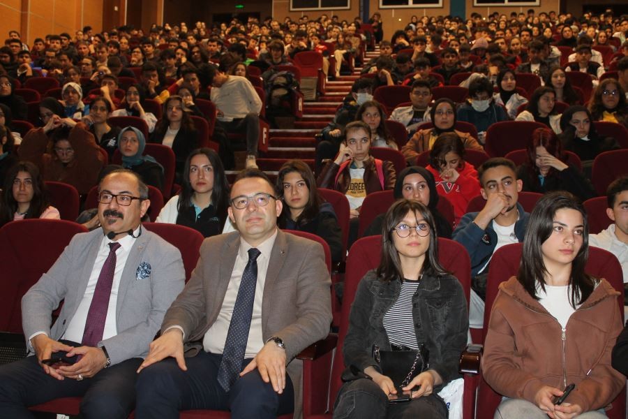 SBTÜ’den sınava girecek öğrencilere konferans 