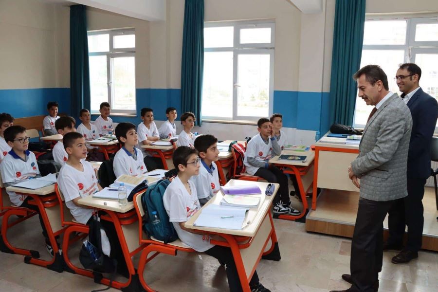 Aslan’dan İmam Hatip Ortaokulu’na ziyaret