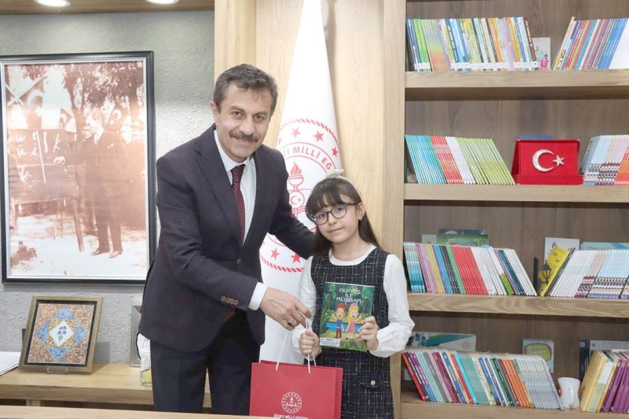 Küçük yaşta yazar oldu 