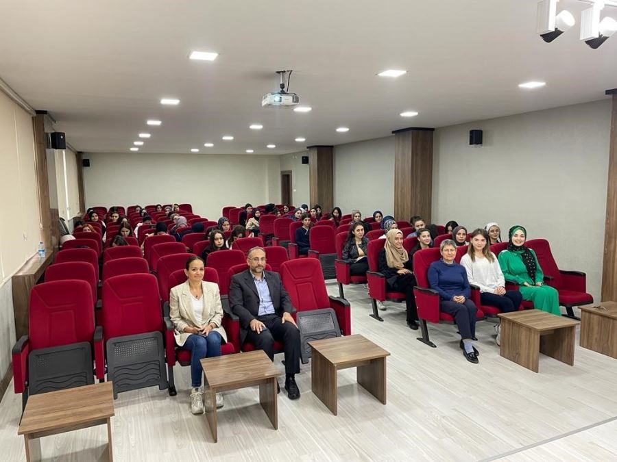 SCÜ’de konferans 