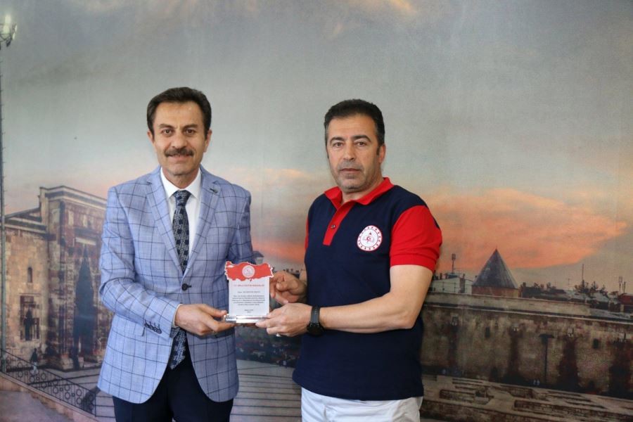 Plaketleri Aslan takdim etti 
