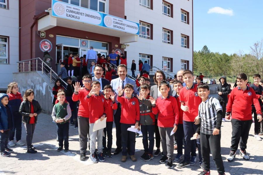 Aslan, öğretmen ve öğrencilerle bir araya geldi 