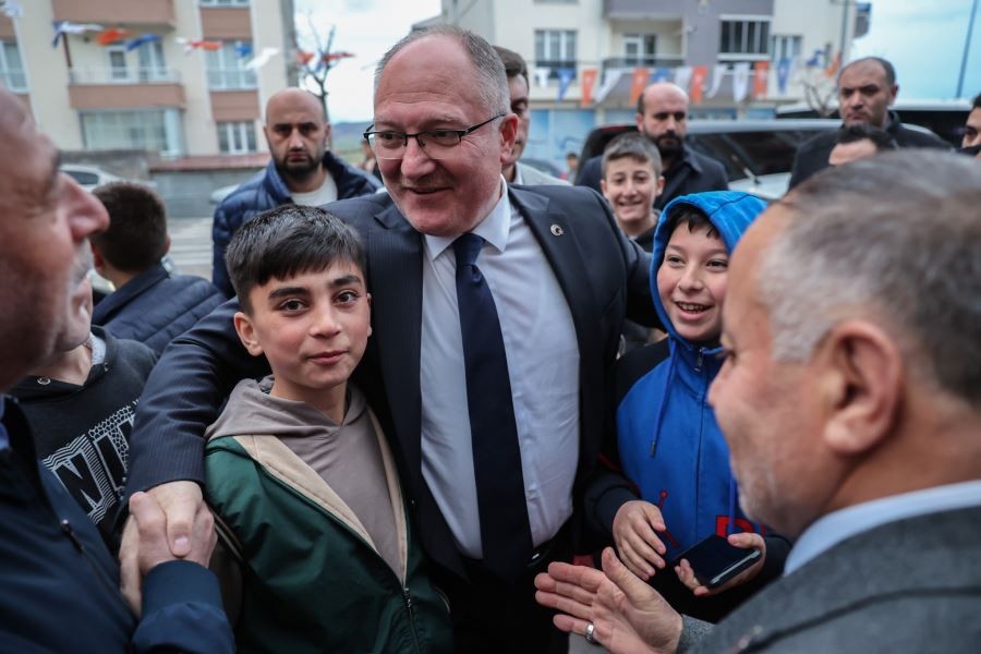 MİLLET, LİDERİNİN ARKASINDA 