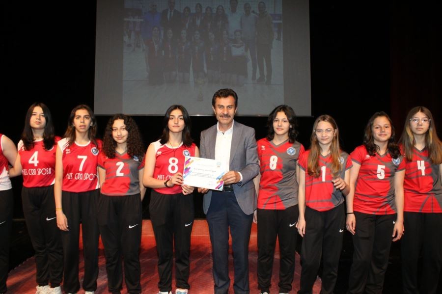 Veysel memleketi Sivas’ta anıldı